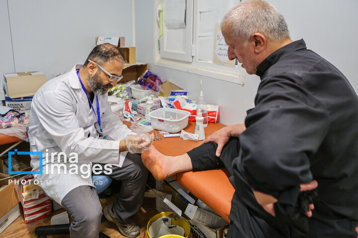 از نگاه رسانه/ خدمت‌رسانی بیمارستان سیار برکت در عمود ۹۸۹ به زائران اربعین حسینی