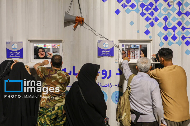 از نگاه رسانه/ خدمت‌رسانی بیمارستان سیار برکت در عمود ۹۸۹ به زائران اربعین حسینی