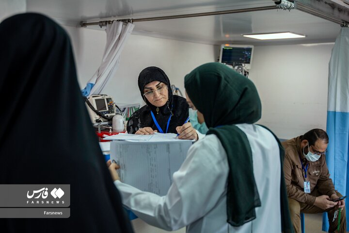 از نگاه رسانه/ خدمت‌رسانی بیمارستان سیار برکت در عمود ۹۸۹ به زائران اربعین حسینی