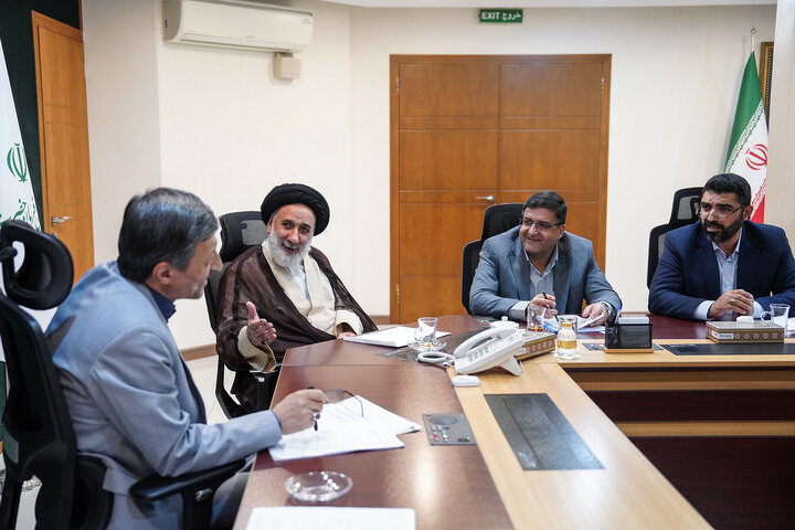 دیدار حجت الاسلام سید ابوالحسن فاطمی امام جمعه، جعفر مردانی استاندار و احمد راستینه نماینده مردم شهرکرد، بن و سامان در مجلس شورای اسلامی با رئیس ستاد اجرایی فرمان امام