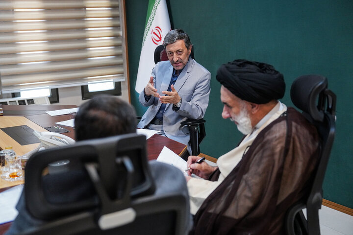 دیدار حجت الاسلام سید ابوالحسن فاطمی امام جمعه، جعفر مردانی استاندار و احمد راستینه نماینده مردم شهرکرد، بن و سامان در مجلس شورای اسلامی با رئیس ستاد اجرایی فرمان امام