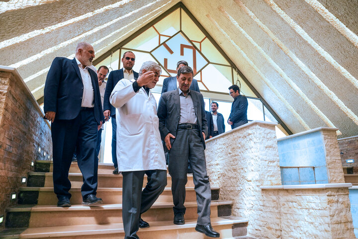 بازدید رئیس ستاد اجرایی فرمان امام از کارخانه داروسازی ریحانه اصفهان