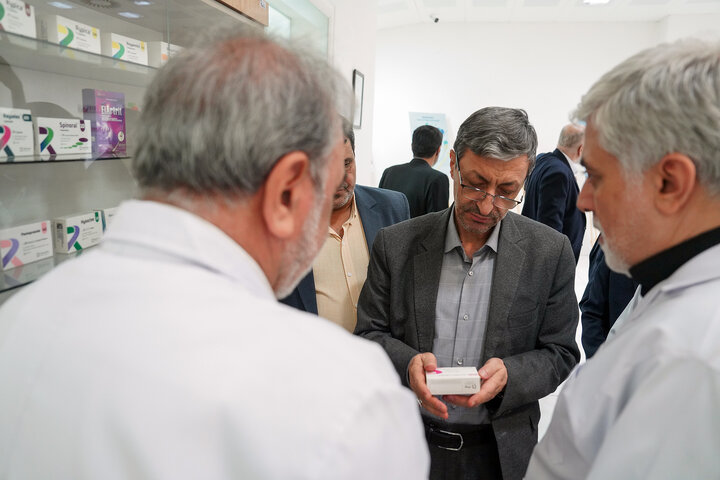 بازدید رئیس ستاد اجرایی فرمان امام از کارخانه داروسازی ریحانه اصفهان