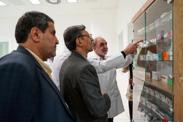 بازدید رئیس ستاد اجرایی فرمان امام از کارخانه داروسازی ریحانه اصفهان