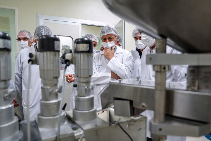 بازدید رئیس ستاد اجرایی فرمان امام از کارخانه داروسازی ریحانه اصفهان