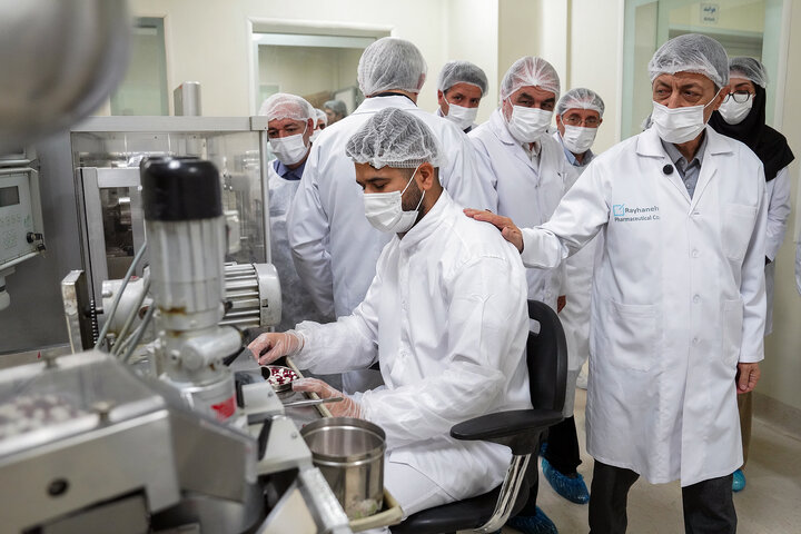 بازدید رئیس ستاد اجرایی فرمان امام از کارخانه داروسازی ریحانه اصفهان