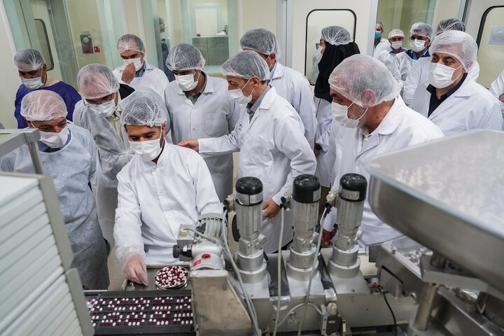 بازدید رئیس ستاد اجرایی فرمان امام از کارخانه داروسازی ریحانه اصفهان