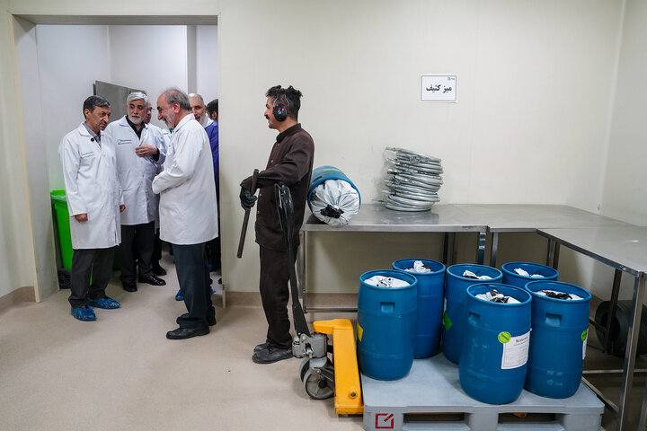 بازدید رئیس ستاد اجرایی فرمان امام از کارخانه داروسازی ریحانه اصفهان