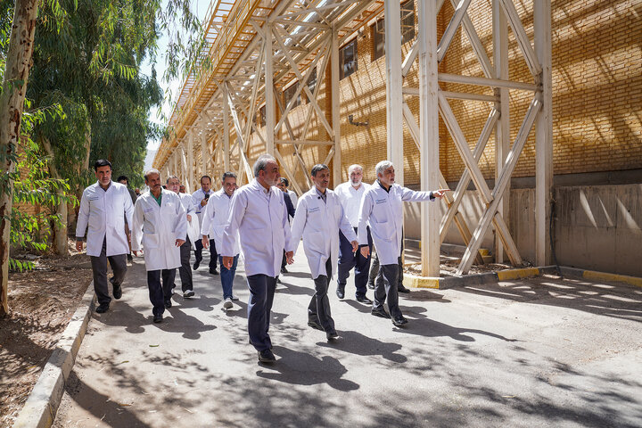 بازدید رئیس ستاد اجرایی فرمان امام از کارخانه داروسازی ریحانه اصفهان