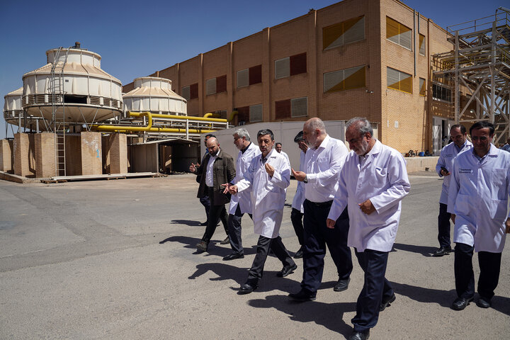 بازدید رئیس ستاد اجرایی فرمان امام از کارخانه داروسازی ریحانه اصفهان