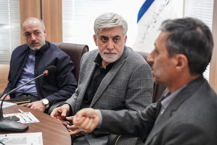 بازدید رئیس ستاد اجرایی فرمان امام از کارخانه داروسازی ریحانه اصفهان