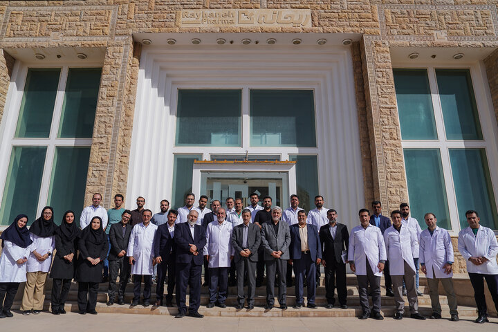 بازدید رئیس ستاد اجرایی فرمان امام از کارخانه داروسازی ریحانه اصفهان