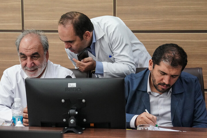 بازدید رئیس ستاد اجرایی فرمان امام از کارخانه داروسازی ریحانه اصفهان