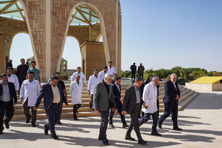 بازدید رئیس ستاد اجرایی فرمان امام از کارخانه داروسازی ریحانه اصفهان