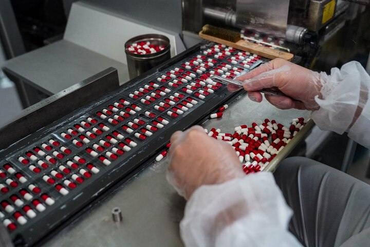 بازدید رئیس ستاد اجرایی فرمان امام از کارخانه داروسازی ریحانه اصفهان