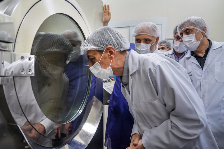 بازدید رئیس ستاد اجرایی فرمان امام از کارخانه داروسازی ریحانه اصفهان