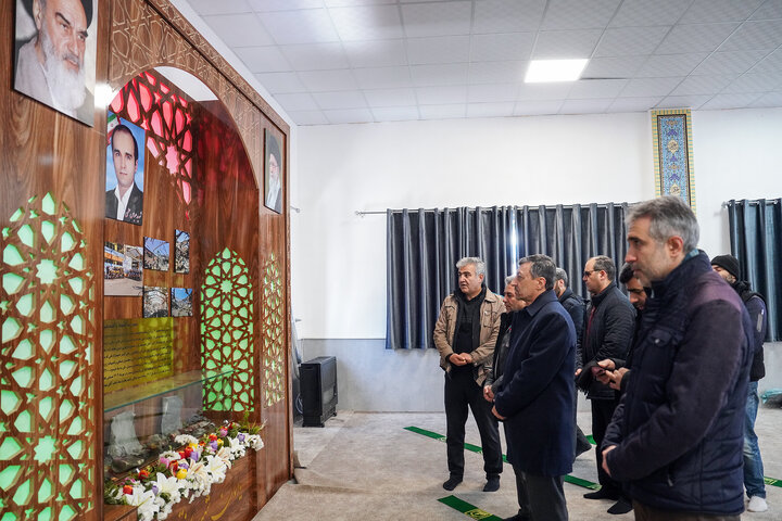 ادای احترام سید پرویز فتاح رئیس ستاد اجرایی فرمان امام به مقام شامخ شهید کارخانه سپنتا مرند 