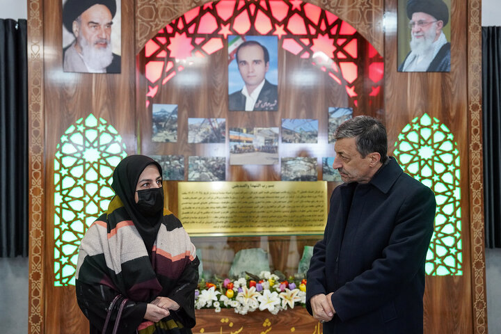 دیدار سید پرویز فتاح رئیس ستاد اجرایی فرمان امام با خانواده شهید عباس حلمی 