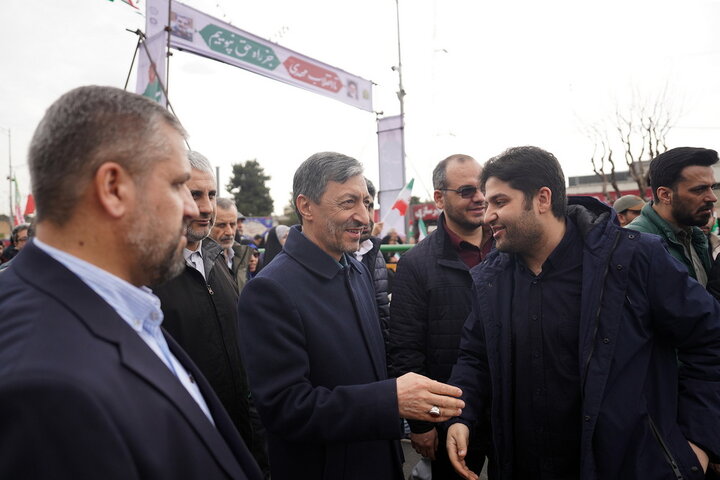 حضور سید پرویز فتاح رئیس ستاد اجرایی فرمان امام در راهپیمایی چهل‌وهفتمین سالگرد پیروزی انقلاب اسلامی
