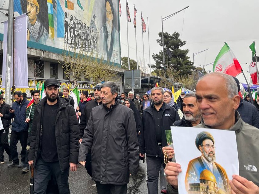 با بصیرت و استقامت مردم در آستانه پیروزی بزرگی هستیم/ بمباران تهران همزمان با راهپیمایی روز قدس نشان داد خط مقدم جبهه، اینجا میان مردم است
