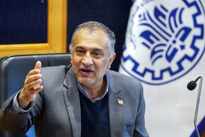 بازدید فتاح از آثار حمله دشمن به دانشگاه صنعتی شریف
