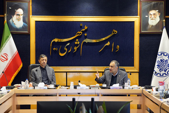 بازدید فتاح از آثار حمله دشمن به دانشگاه صنعتی شریف