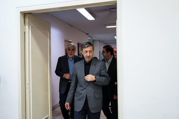 بازدید رئیس ستاد اجرایی فرمان امام از کارخانه تولید دارو