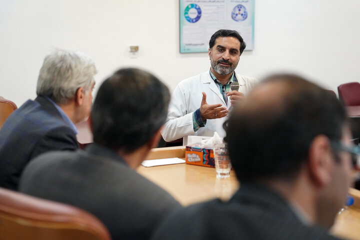 بازدید رئیس ستاد اجرایی فرمان امام از کارخانه تولید دارو