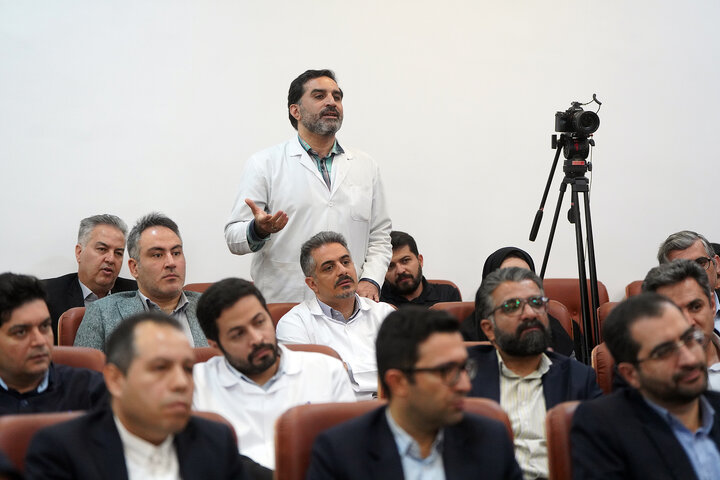 بازدید رئیس ستاد اجرایی فرمان امام از کارخانه تولید دارو