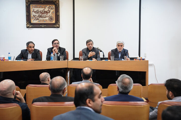 بازدید رئیس ستاد اجرایی فرمان امام از کارخانه تولید دارو