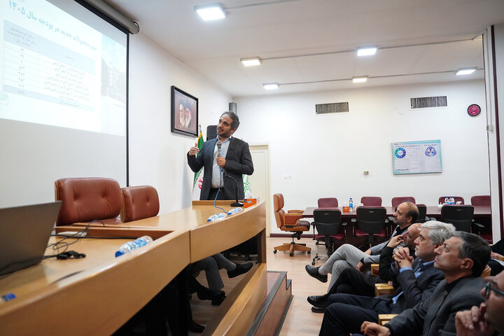 بازدید رئیس ستاد اجرایی فرمان امام از کارخانه تولید دارو