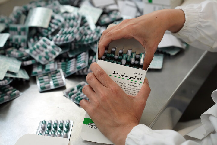 بازدید رئیس ستاد اجرایی فرمان امام از کارخانه تولید دارو