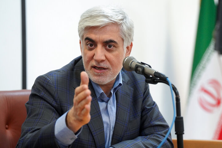 بازدید رئیس ستاد اجرایی فرمان امام از کارخانه تولید دارو