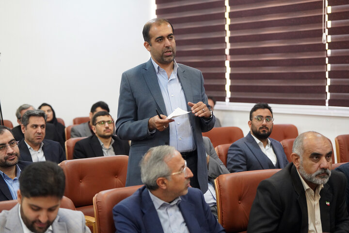 بازدید رئیس ستاد اجرایی فرمان امام از کارخانه تولید دارو