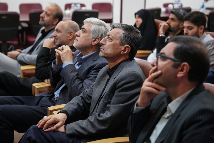 بازدید رئیس ستاد اجرایی فرمان امام از کارخانه تولید دارو