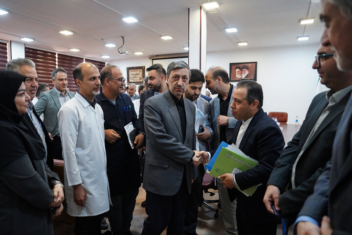 بازدید رئیس ستاد اجرایی فرمان امام از کارخانه تولید دارو