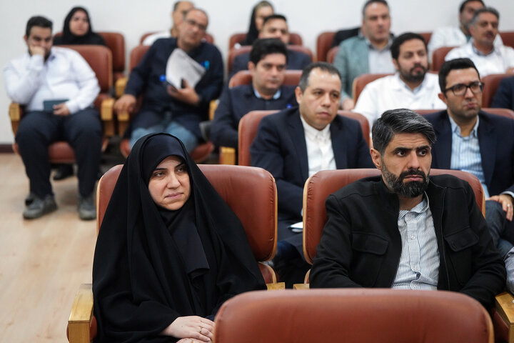 بازدید رئیس ستاد اجرایی فرمان امام از کارخانه تولید دارو