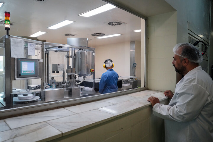 بازدید رئیس ستاد اجرایی فرمان امام از کارخانه تولید دارو