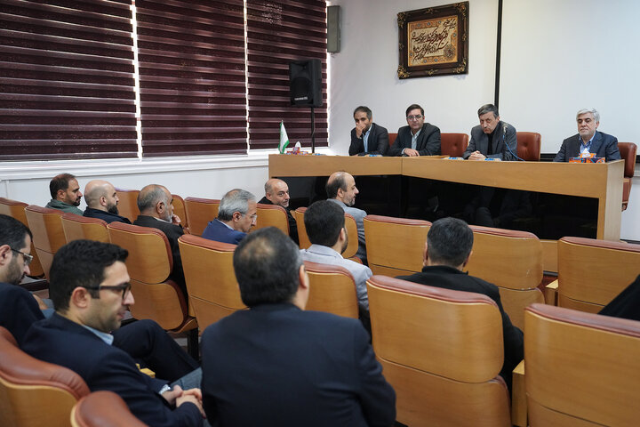 بازدید رئیس ستاد اجرایی فرمان امام از کارخانه تولید دارو
