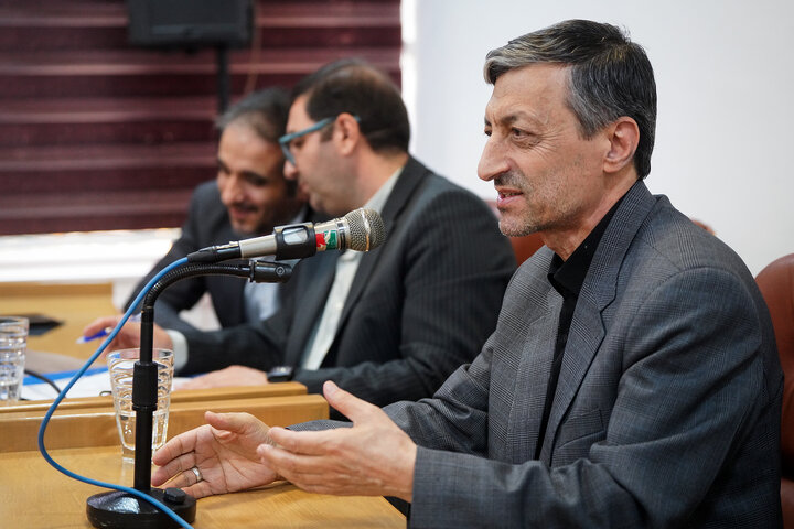 بازدید رئیس ستاد اجرایی فرمان امام از کارخانه تولید دارو