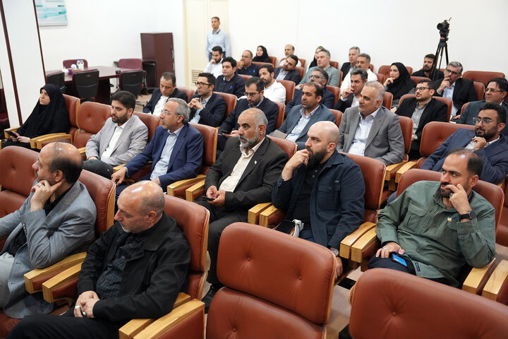 بازدید رئیس ستاد اجرایی فرمان امام از کارخانه تولید دارو