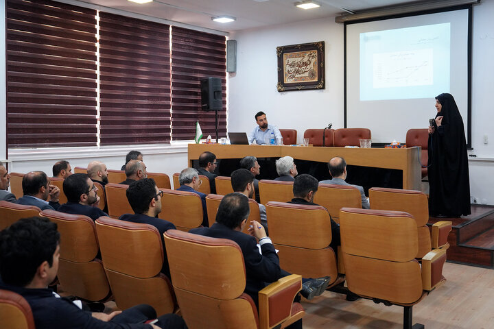 بازدید رئیس ستاد اجرایی فرمان امام از کارخانه تولید دارو