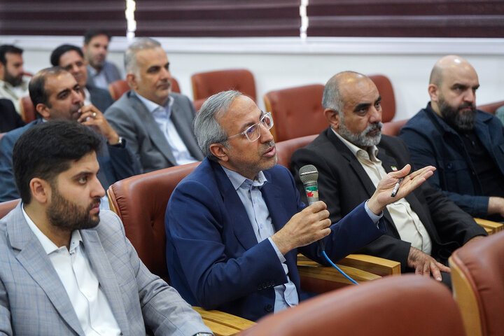 بازدید رئیس ستاد اجرایی فرمان امام از کارخانه تولید دارو