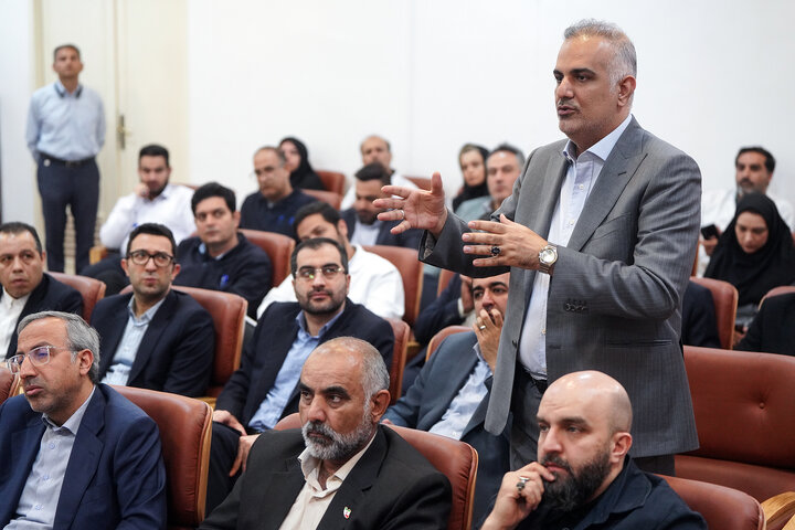 بازدید رئیس ستاد اجرایی فرمان امام از کارخانه تولید دارو