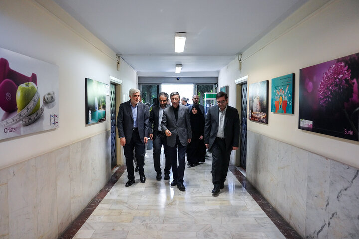 بازدید رئیس ستاد اجرایی فرمان امام از کارخانه تولید دارو