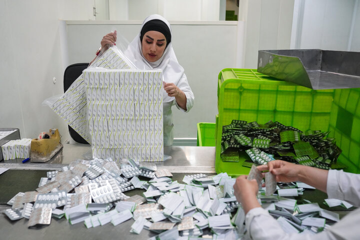 بازدید رئیس ستاد اجرایی فرمان امام از کارخانه تولید دارو