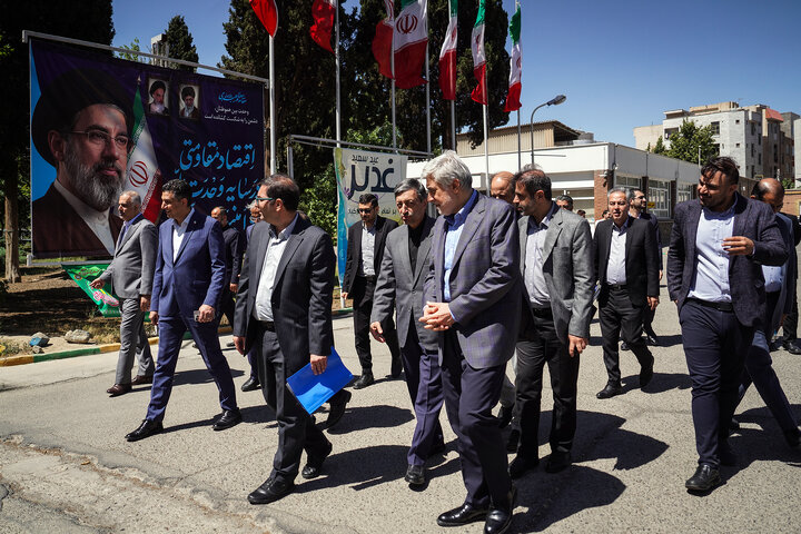 بازدید رئیس ستاد اجرایی فرمان امام از کارخانه تولید دارو