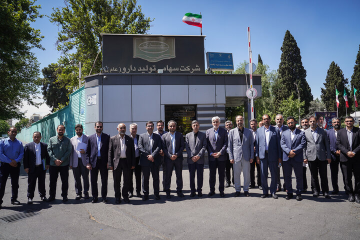 بازدید رئیس ستاد اجرایی فرمان امام از کارخانه تولید دارو