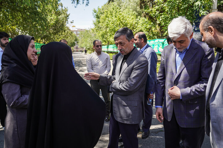 بازدید رئیس ستاد اجرایی فرمان امام از کارخانه تولید دارو