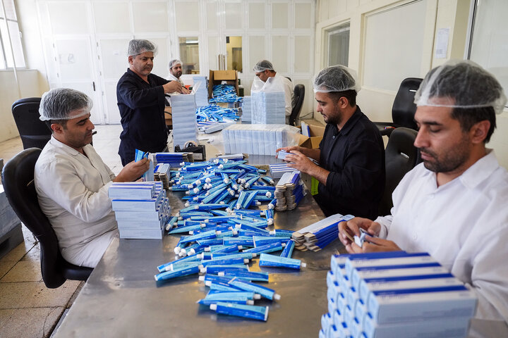 بازدید رئیس ستاد اجرایی فرمان امام از کارخانه تولید دارو